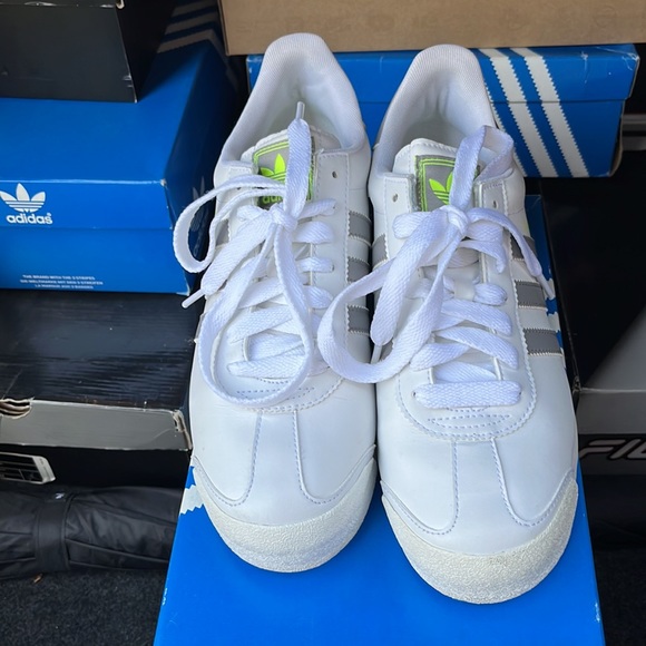 Sneaker - Picture 2 of 4